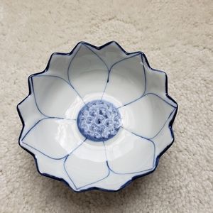 Handcrafted daisy-shaoed bowl from Thailand